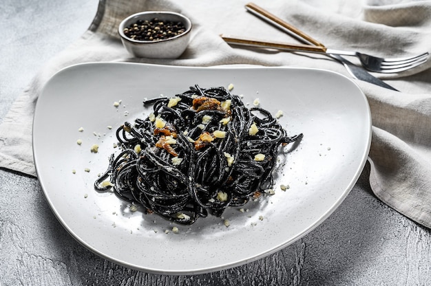 Schwarze Spaghetti-Nudeln mit Lachs-Sahne-Sauce