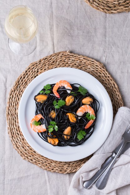 Schwarze Spaghetti-Nudeln mit Meeresfrüchten, Garnelen, Muscheln und Petersilie