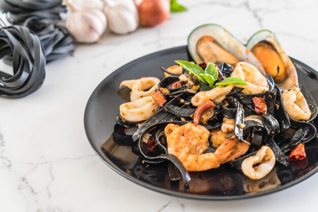 schwarze Spaghetti oder Pasta mit Meeresfrüchten