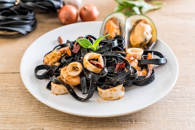 schwarze Spaghetti oder Pasta mit Meeresfrüchten