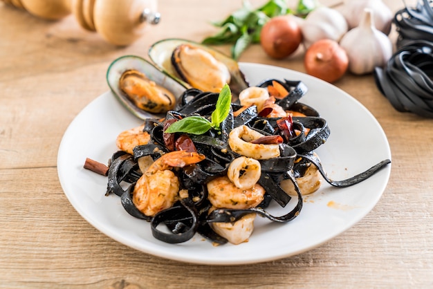 schwarze Spaghetti oder Pasta mit Meeresfrüchten