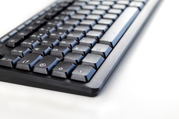 schwarze Tastatur auf weißem Hintergrund