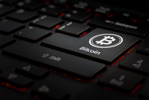Schwarze Tastatur mit Bitcoin-Symbol