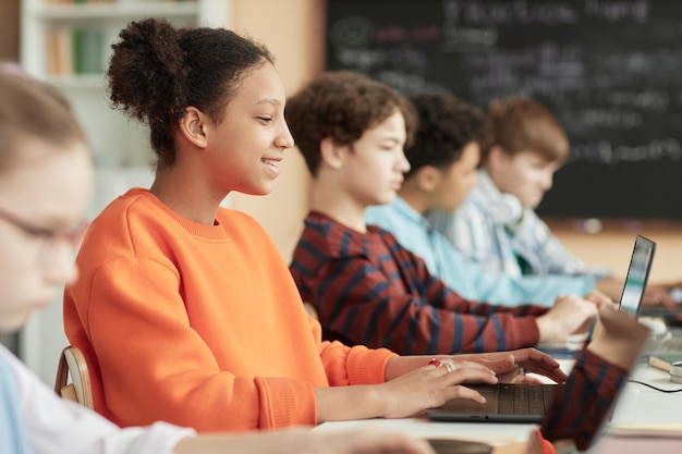 Schwarze Teenagerin benutzt Computer und macht Online-Prüfung