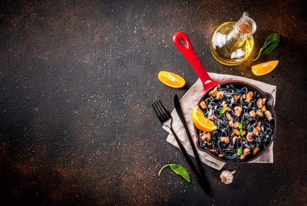 Schwarze Tintenfischtinten-Spaghettinudeln mit Meeresfrüchten, Olivenöl und Basilikum