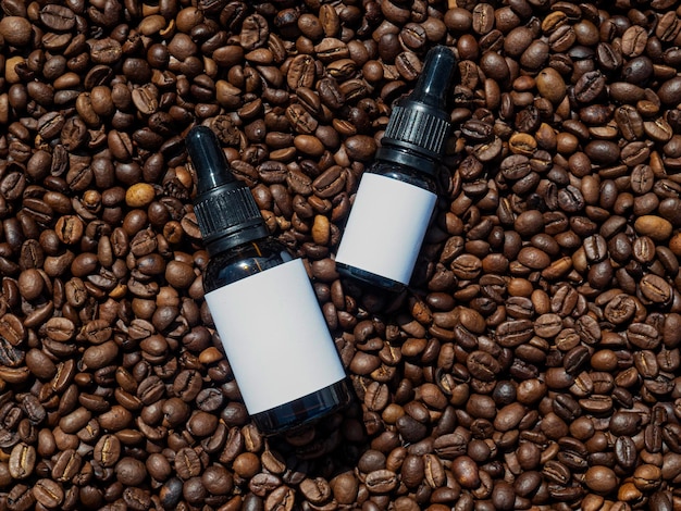 Foto schwarze tropfenflasche-mockup mit weißem etikett kaffeebohnen-hintergrund produktverpackung flatlay