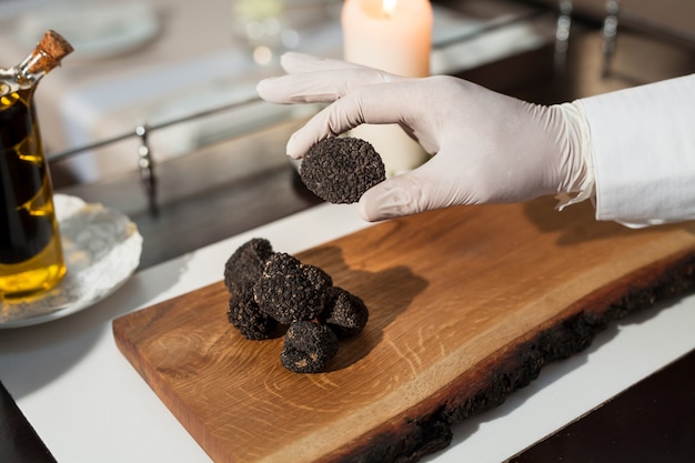 Schwarze Trüffel in einem Restaurant kochen