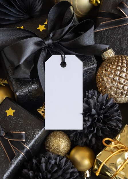 Schwarze und goldene Weihnachtsgeschenkboxen und Ornamente vertikaler Geschenkanhänger Mockup