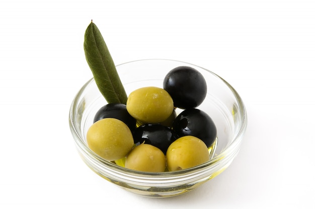 Schwarze und grüne Oliven isoliert auf Weiß
