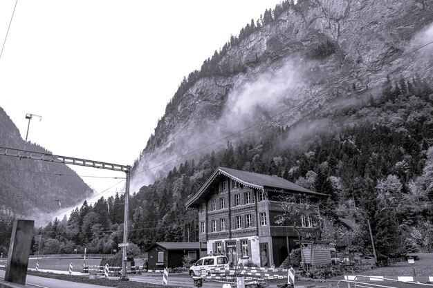 Foto schwarze und weiße architekturgebäude mit dem nebel in lauterbrunnen