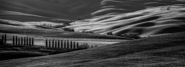 Schwarze und weiße Landschaft der Toskana Italien Panorama