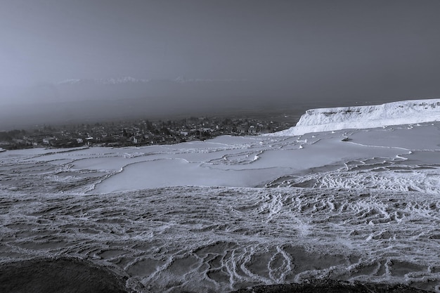 Schwarze und weiße natürliche Travertin-Pools in Pamukkale Pamukkale Türkei