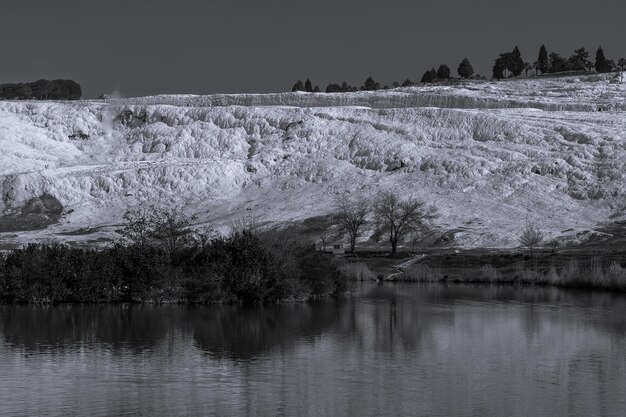 Schwarze und weiße natürliche Travertin-Pools in Pamukkale Pamukkale Türkei