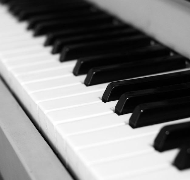 Schwarze und weiße Tasten des klassischen Musikinstruments