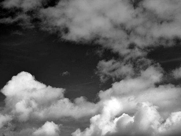 Schwarze und weiße Wolken im Hintergrund des Himmels