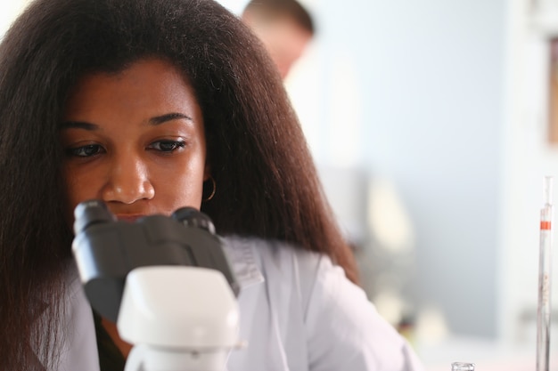 Schwarze Wissenschaftlerin Studentin Chemikerin im Schutz