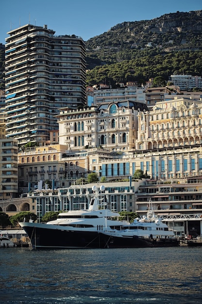 Schwarze Yacht am Liegeplatz