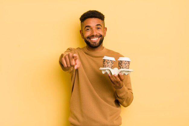 Schwarzer Afro-Mann, der auf die Kamera zeigt und sich für das Kaffeekonzept zum Mitnehmen entscheidet