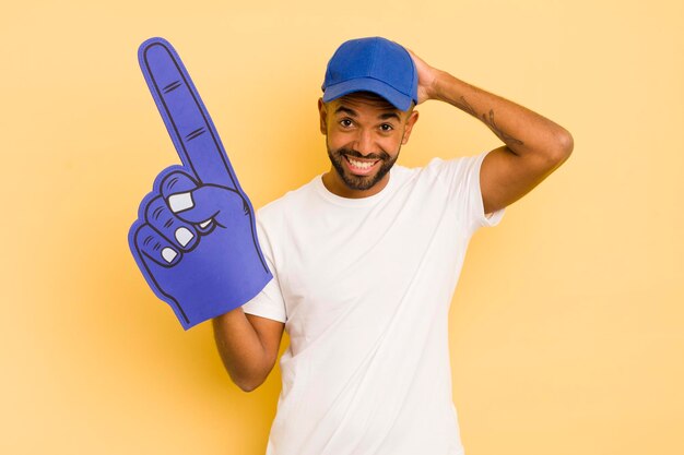 Foto schwarzer afro-mann, der sich gestresst, ängstlich oder verängstigt fühlt, mit den händen auf dem kopf nummer eins handkonzept nummer eins handkonzept