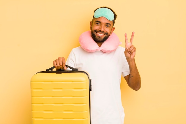Schwarzer Afro-Mann lächelt und sieht freundlich aus und zeigt das Passagierflugkonzept Nummer zwei