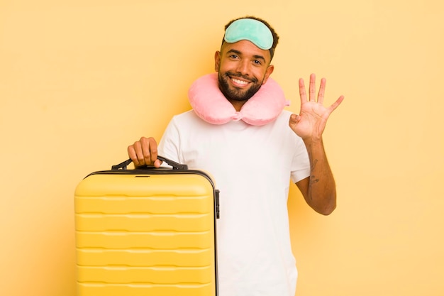 Schwarzer Afro-Mann lächelt und sieht freundlich aus und zeigt Passagierflugkonzept Nummer vier