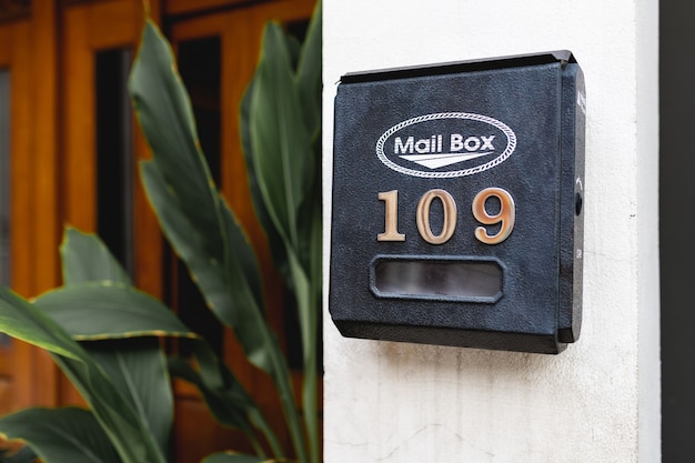 Schwarzer Briefkasten mit der Nummer 109 drauf