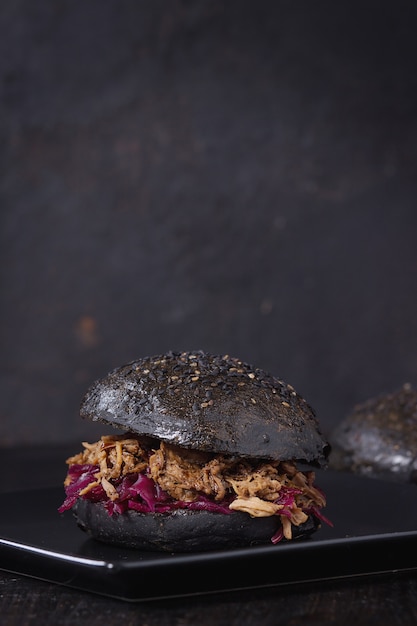 Schwarzer burger mit eintöpfen