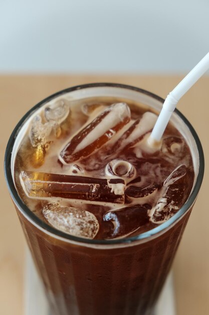 Schwarzer Eiskaffee in der Tasse aus nächster Nähe