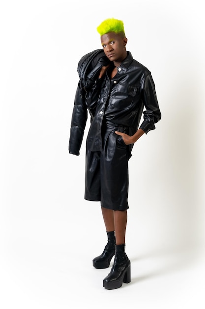 Schwarzer ethnischer Mann im Studio mit weißem Hintergrund Lederjacke des LGTBI-Konzepts