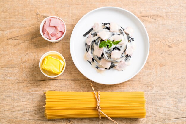 schwarzer Fettuccine Spaghetti Carbonara Schinken