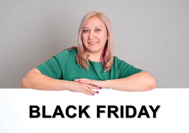 Schwarzer Freitag, Verkauf. Eine blonde Frau mittleren Alters zeigt mit dem Finger auf den Text schwarzer Freitag