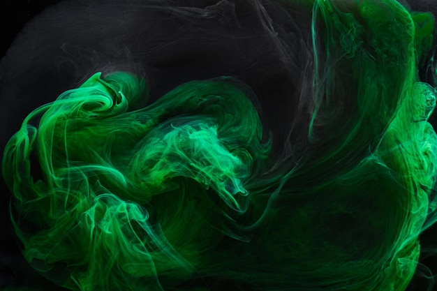Schwarzer grüner Rauch abstrakter Hintergrund Acrylfarbe Unterwasserexplosion wirbelnde Tinte