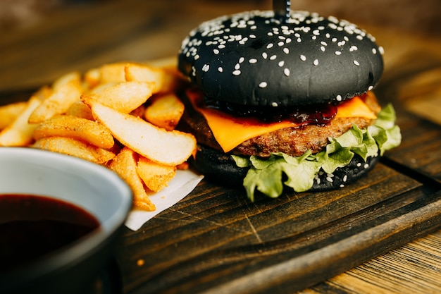 Schwarzer Hamburger mit Kartoffel.