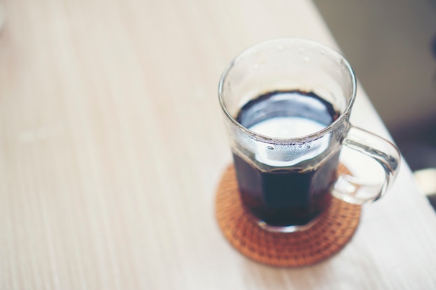 schwarzer heißer Kaffee auf Tabelle im Café