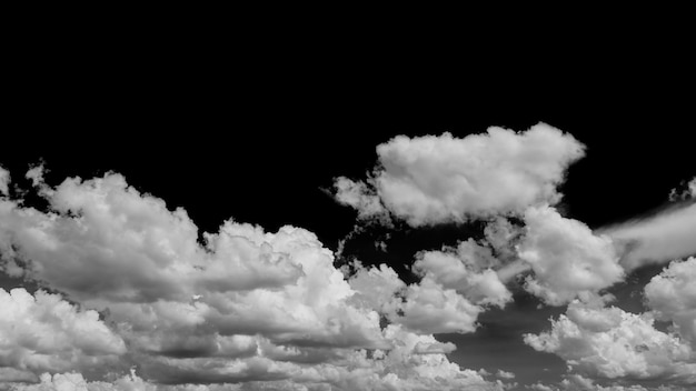 Schwarzer Himmel und weiße Wolken