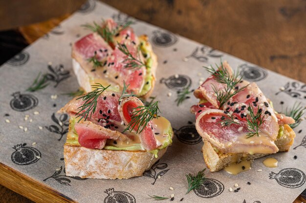 Schwarzer Hintergrund Hühnerfleisch Mix aus Fleisch rohe Steaks Lachs Brathähnchen mit frischem Gemüse