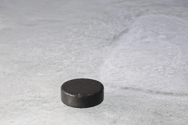 Foto schwarzer hockeypuck auf eis