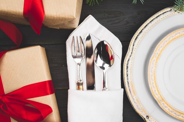 Schwarzer Holztisch mit stilvollem Weihnachtsgedeck