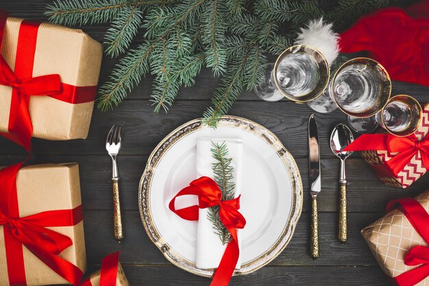 Schwarzer Holztisch mit stilvollem Weihnachtsgedeck