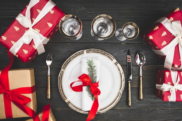 Schwarzer Holztisch mit stilvollem Weihnachtsgedeck