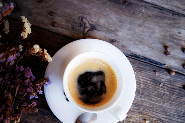 Schwarzer Kaffee auf Holz