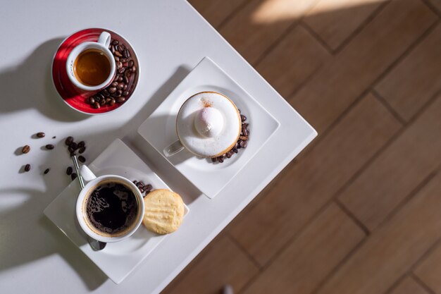 Schwarzer Kaffee auf weißen Tisch gestellt