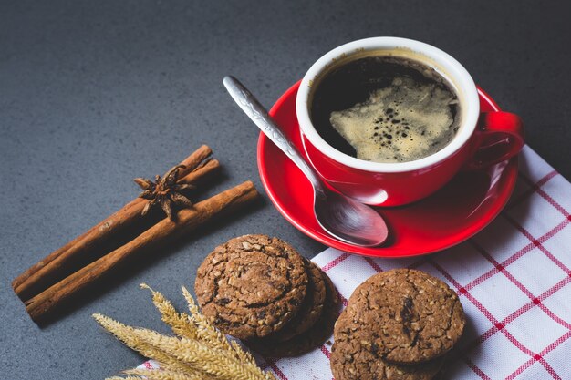 Schwarzer Kaffee in einem roten Schalenplätzchen