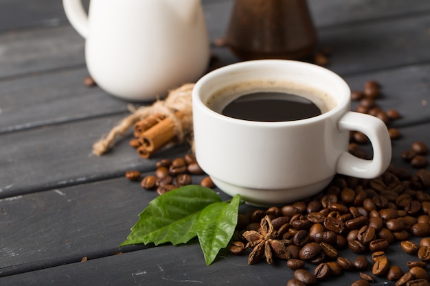 Schwarzer Kaffee in einer Tasse auf einem Holztisch