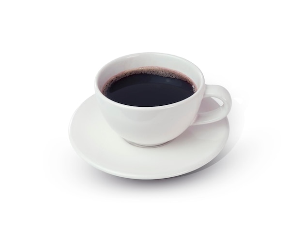 Schwarzer Kaffee in einer weißen Keramikschale isoliert auf weißem Hintergrund