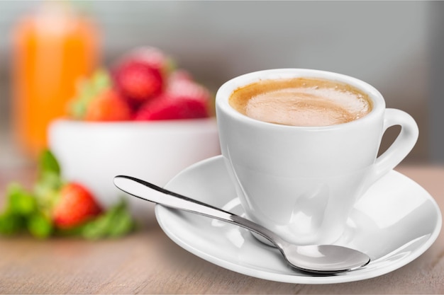 Schwarzer Kaffee in weißer Tasse auf Hintergrund isoliert