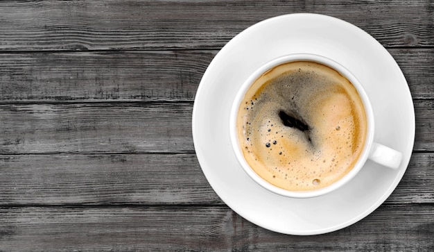 Schwarzer Kaffee in weißer Tasse auf Hintergrund isoliert