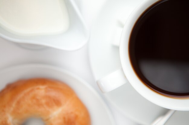 Schwarzer Kaffee mit Donut