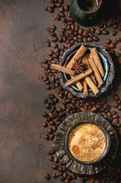 Schwarzer Kaffee mit Gewürzen