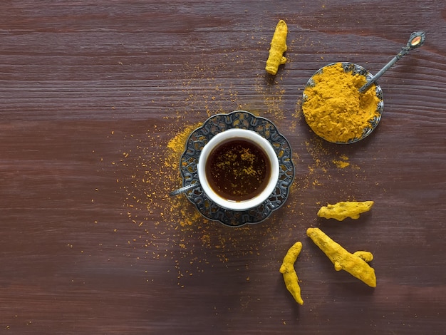 Schwarzer Kaffee mit Kurkuma. Prävention von antiviralen Infektionen.